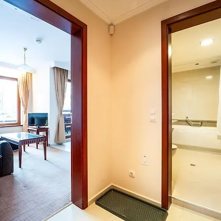 아파트 Host2u Slope-side By The Gondola 반스코